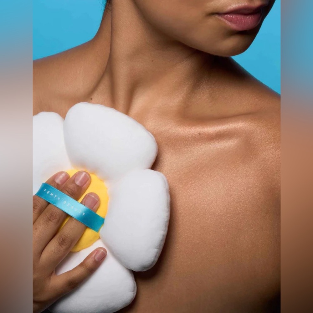 Fenty Beauty 🌼 daisy flower puff